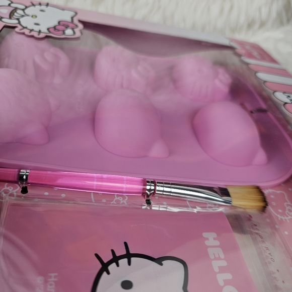 HELLO KITTY Make Your Own Hot Chocolate Bombs Set - Picture 11 of 12